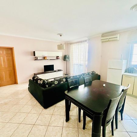 Lovely 3-Bedroom Rental Unit In Durrës Exterior foto