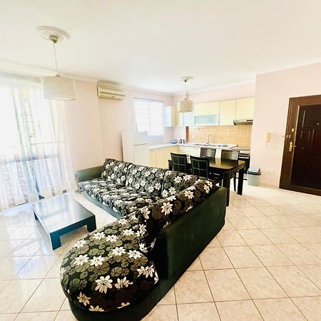 Lovely 3-Bedroom Rental Unit In Durrës Exterior foto